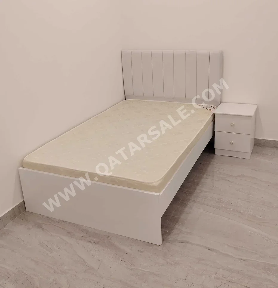 الأسّرة - فردي  - أبيض  - متضمنة المرتبة  - مع طاولة سرير جانبية