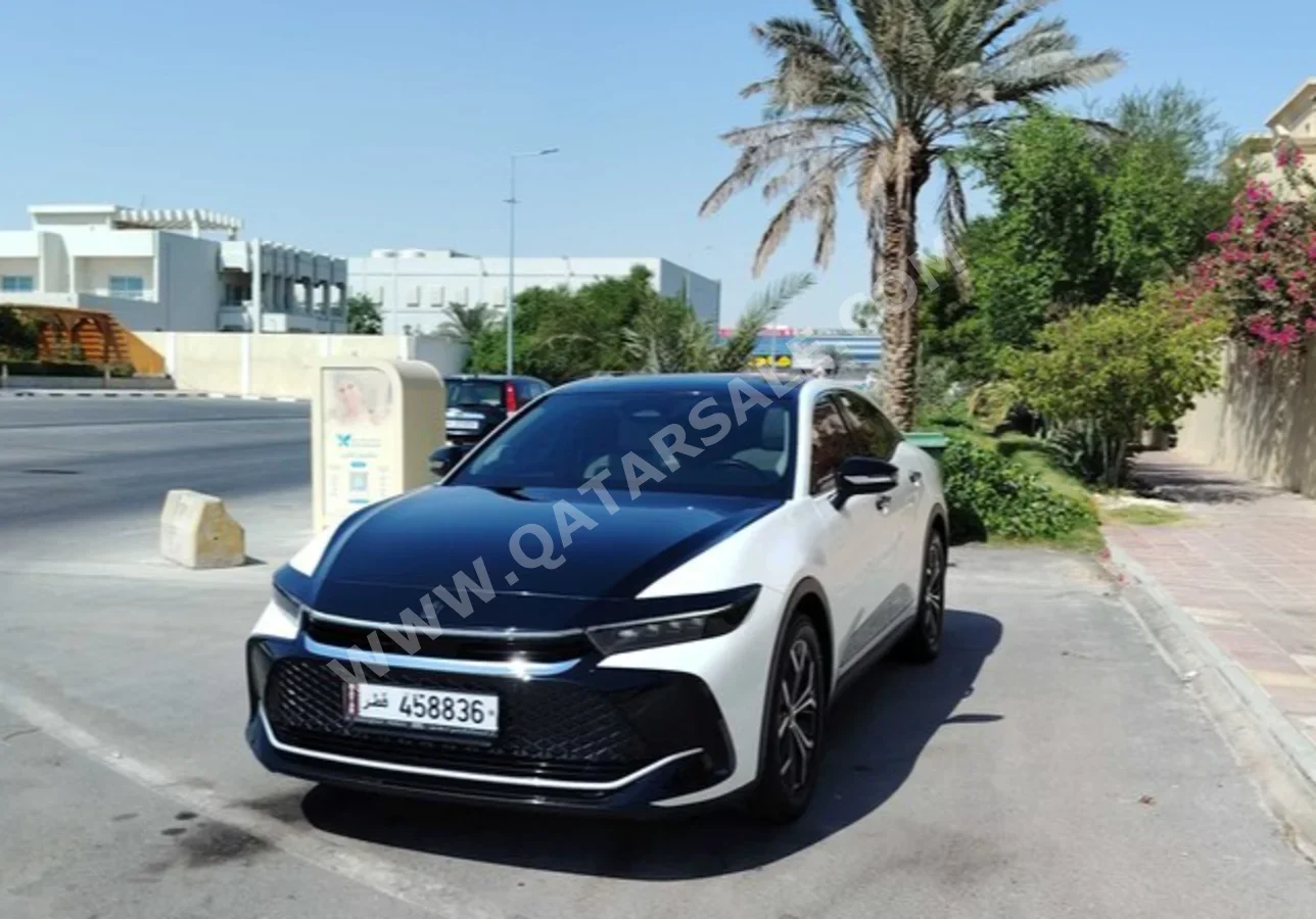 تويوتا  كراون  هايبرد  2023  اوتوماتيك  26,000 كم  4 سلندر  سحب امامي  سيدان  أبيض و أسود  تحت الضمان