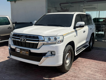Toyota  Land Cruiser  VXR  2016  Automatic  361,000 Km  8 Cylinder  Four Wheel Drive (4WD)  SUV  White
