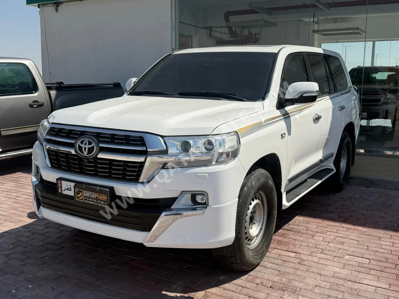 Toyota  Land Cruiser  VXR  2016  Automatic  361,000 Km  8 Cylinder  Four Wheel Drive (4WD)  SUV  White