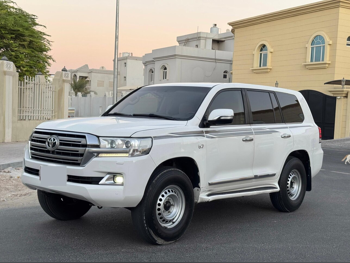 Toyota  Land Cruiser  VXR  2017  Automatic  272,000 Km  8 Cylinder  Four Wheel Drive (4WD)  SUV  White