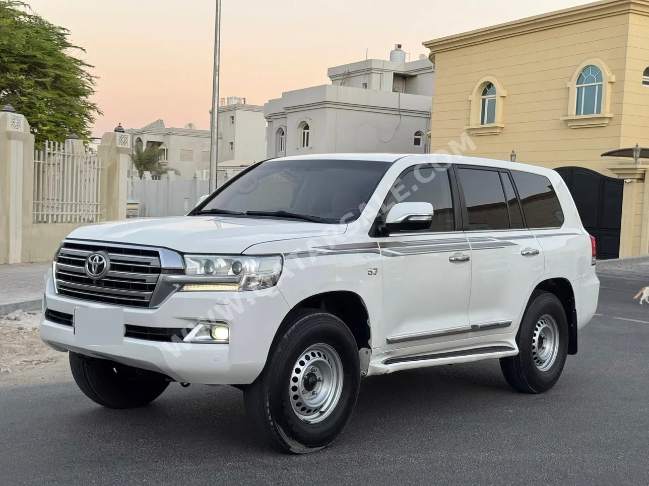 Toyota  Land Cruiser  VXR  2017  Automatic  272,000 Km  8 Cylinder  Four Wheel Drive (4WD)  SUV  White
