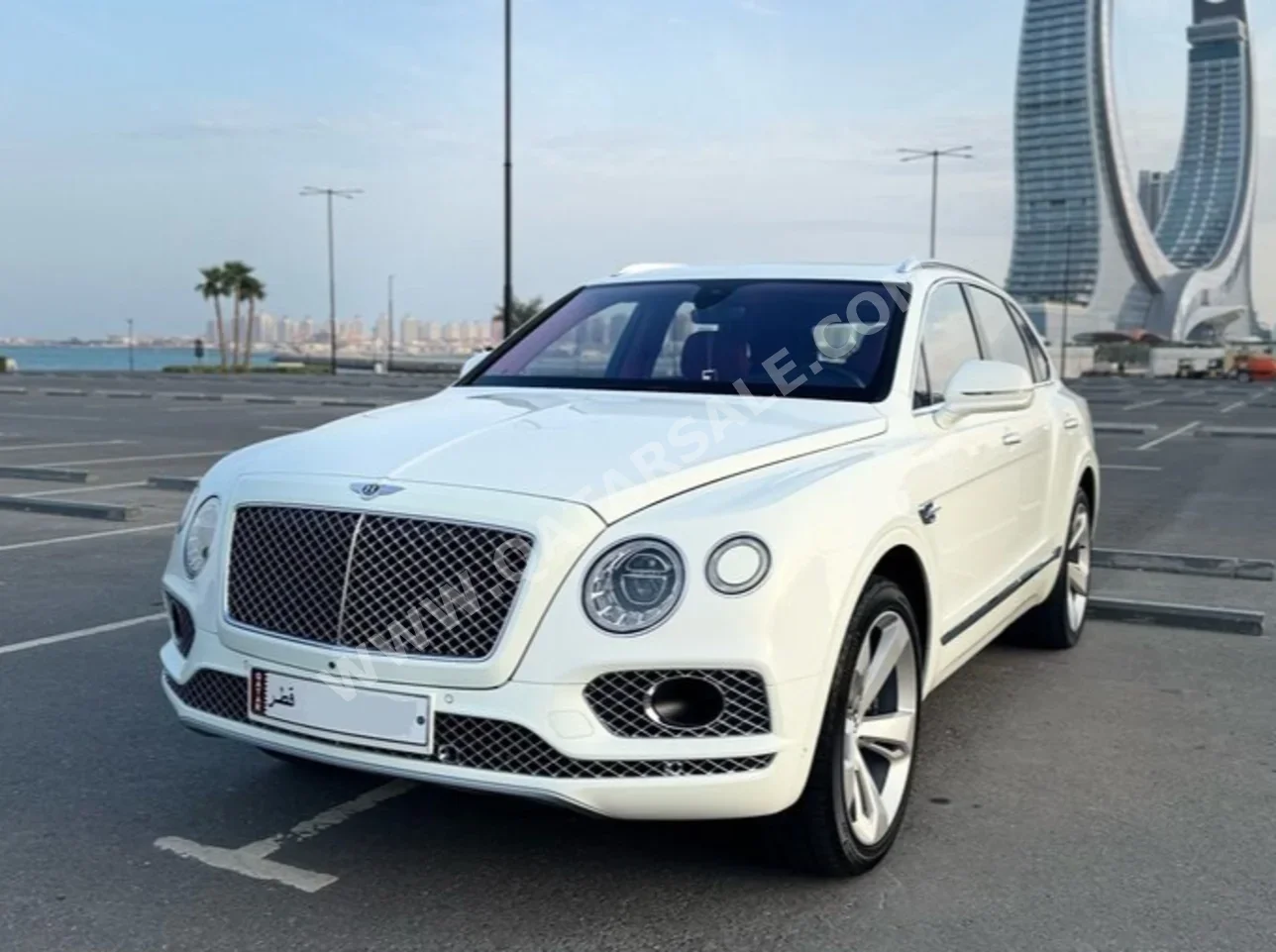 بنتلي  بينتايجا  2018  اوتوماتيك  165,000 كم  12 سلندر  دفع رباعي  اس يو في  أبيض