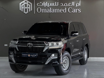 تويوتا  لاند كروزر  في اكس ار  2016  اوتوماتيك  277,000 كم  8 سلندر  دفع رباعي  اس يو في  أسود