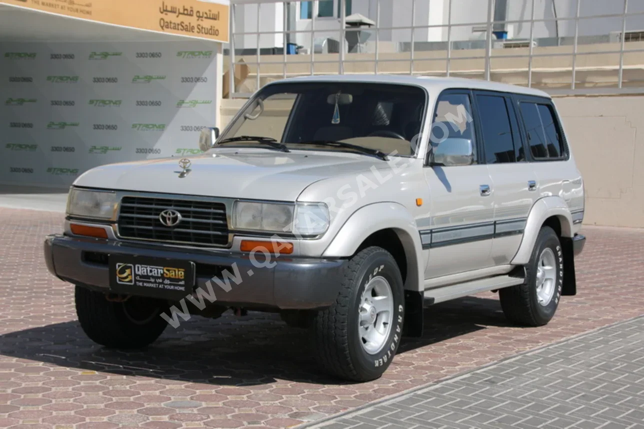 تويوتا  لاند كروزر  في اكس ار  1996  عادي  318,000 كم  6 سلندر  دفع رباعي  اس يو في  فضي
