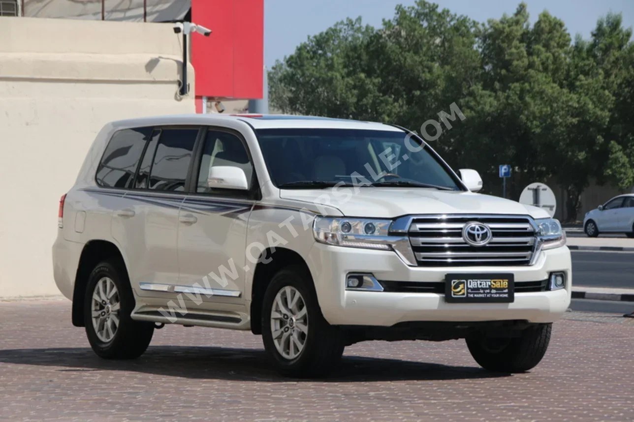 تويوتا  لاند كروزر  جي اكس ار  2017  اوتوماتيك  193,000 كم  6 سلندر  دفع رباعي  اس يو في  أبيض