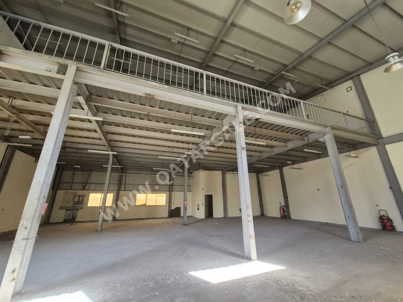 مخازن و مستودعات - الوكرة  - بركة العوامر  -المساحة: 1000 متر مربع