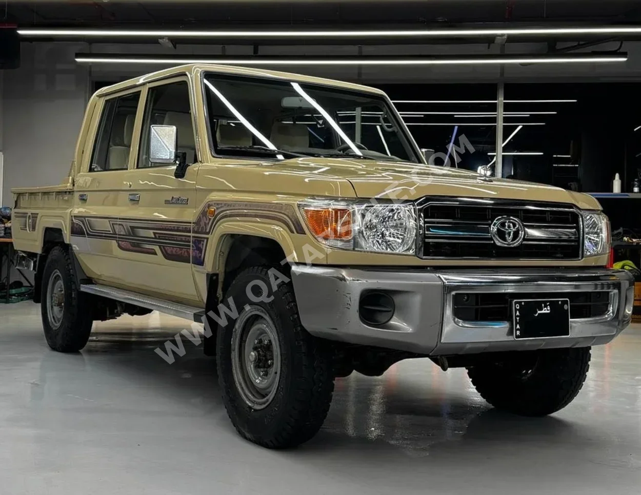 تويوتا  لاند كروزر  ال اكس  2015  عادي  280,000 كم  6 سلندر  دفع رباعي  بيكب  بيج