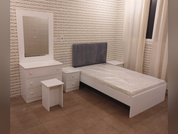 أطقم غرف نوم - قطر ديزاين  - طقم مكون من 3 قطع  - اللون الرمادي