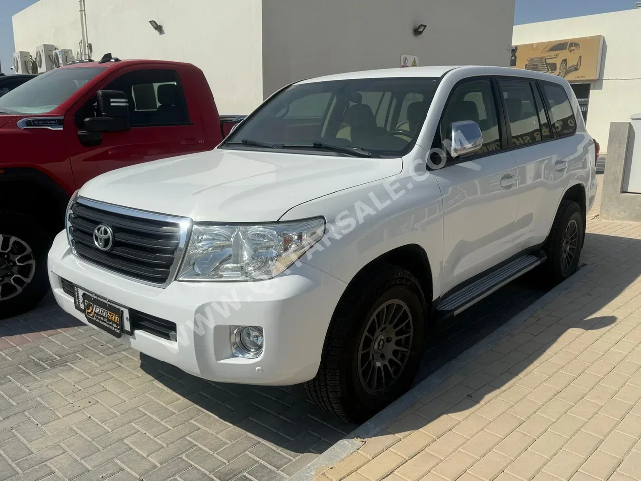 تويوتا  لاند كروزر  جي  2015  اوتوماتيك  289,000 كم  6 سلندر  دفع رباعي  اس يو في  أبيض