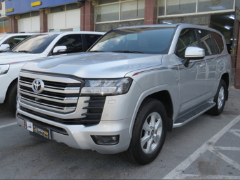 تويوتا  لاند كروزر  جي اكس ار توين توربو  2024  اوتوماتيك  60,000 كم  6 سلندر  دفع رباعي  اس يو في  فضي