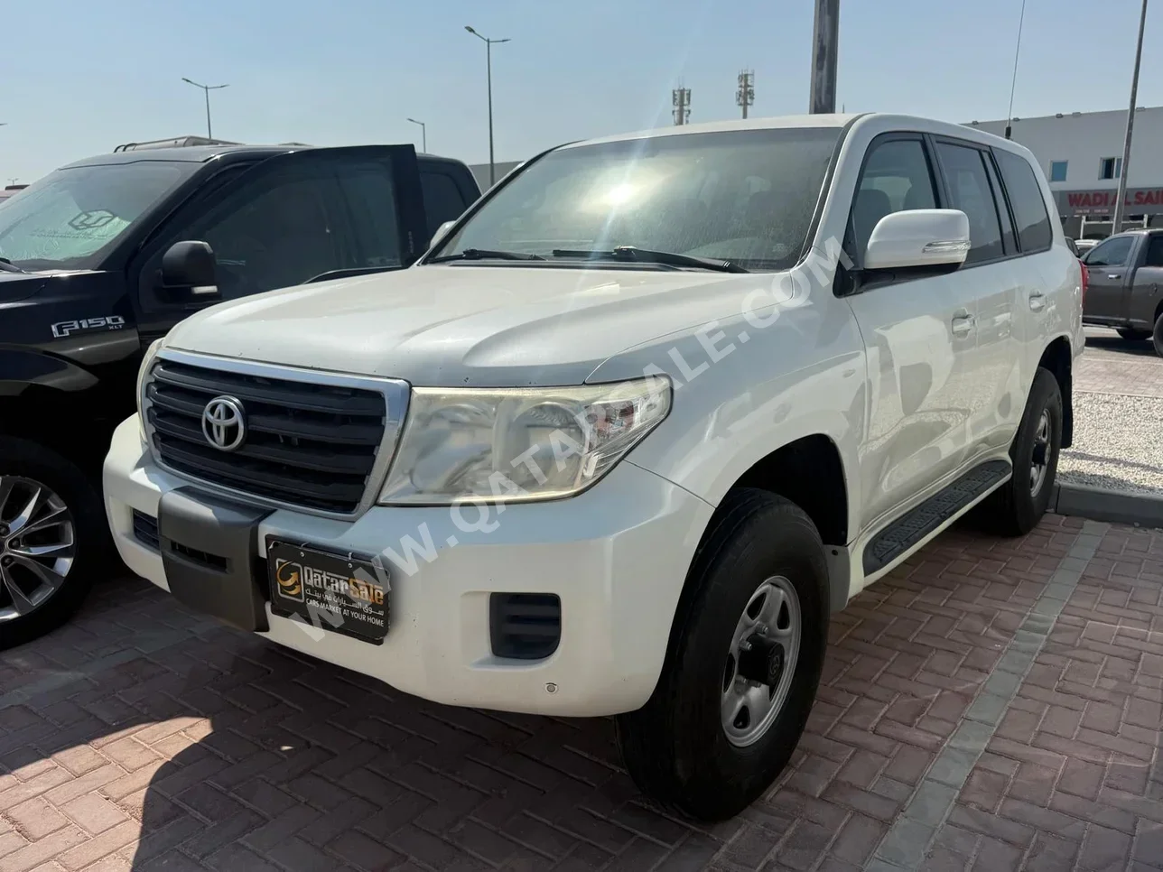 تويوتا  لاند كروزر  جي  2015  اوتوماتيك  289,000 كم  6 سلندر  دفع رباعي  اس يو في  أبيض