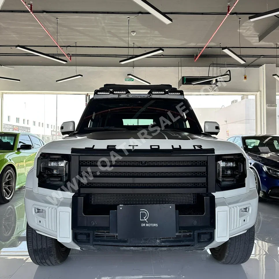 جيتور  تي 2  لكجري  2025  اوتوماتيك  17,000 كم  4 سلندر  دفع رباعي  اس يو في  أبيض و أسود  تحت الضمان