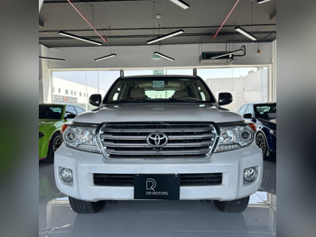 تويوتا  لاند كروزر  في اكس ار  2014  اوتوماتيك  16,000 كم  8 سلندر  دفع رباعي  اس يو في  أبيض