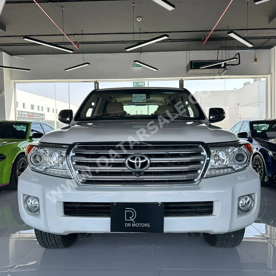 تويوتا  لاند كروزر  في اكس ار  2014  اوتوماتيك  16,000 كم  8 سلندر  دفع رباعي  اس يو في  أبيض