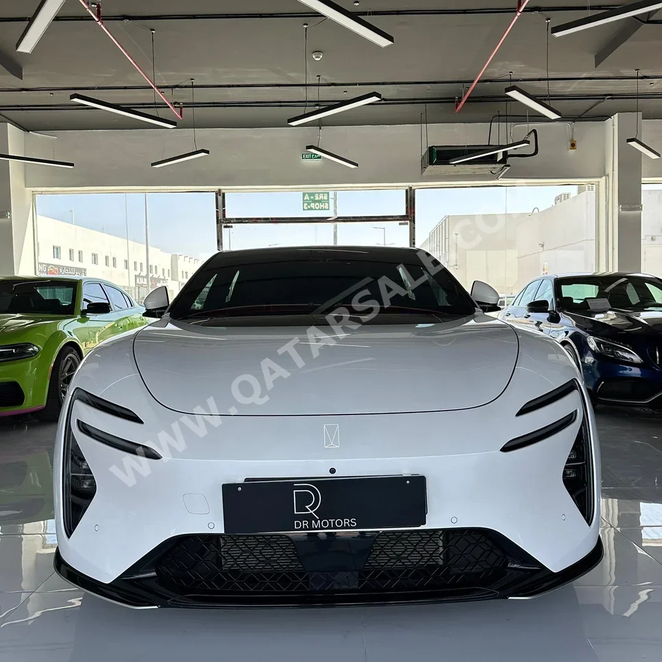 افاتر  06  2025  اوتوماتيك  7,000 كم  0 سلندر  دفع كلي مستمر  سيدان  أبيض