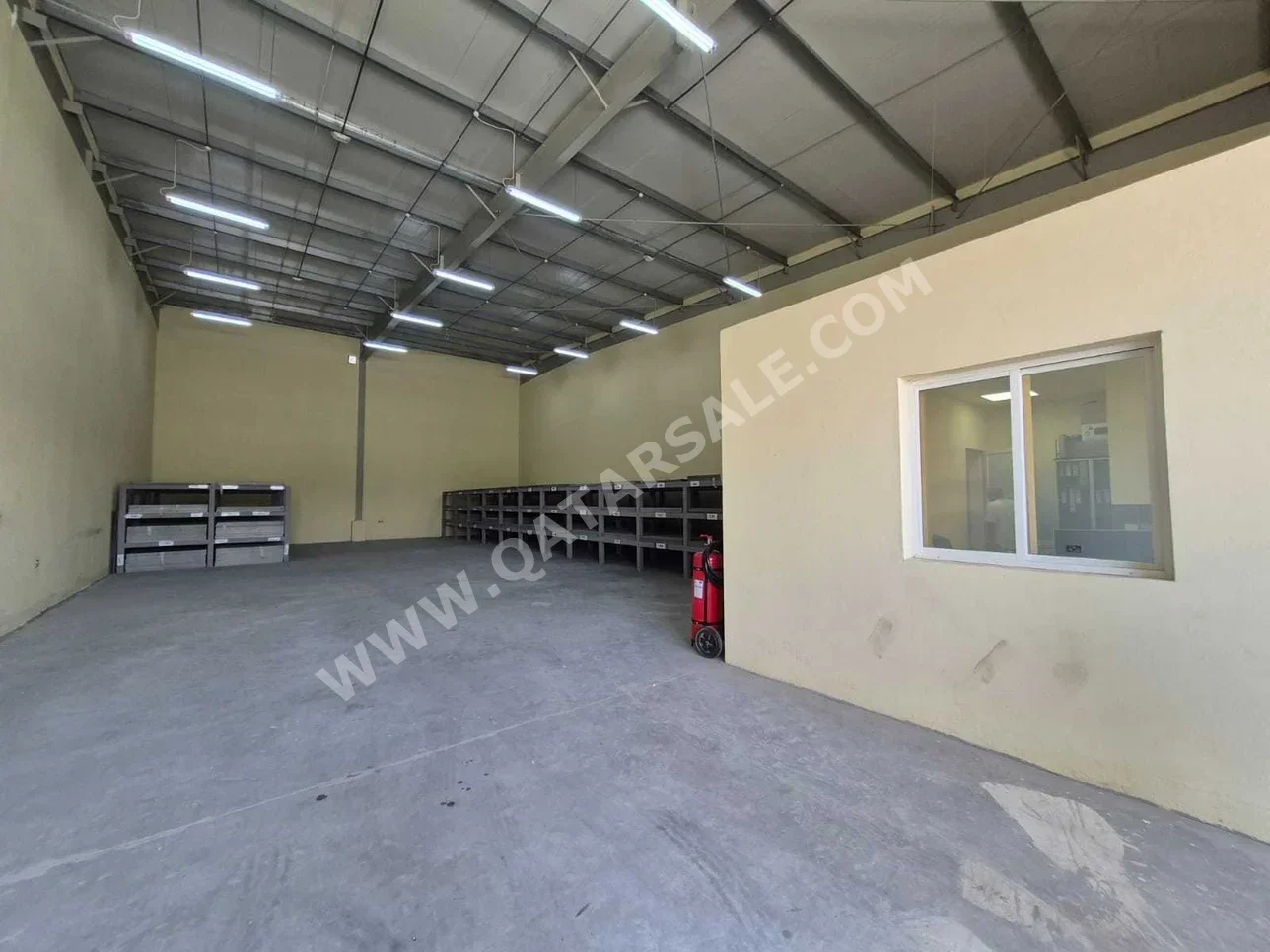 مخازن و مستودعات - الوكرة  - بركة العوامر  -المساحة: 300 متر مربع