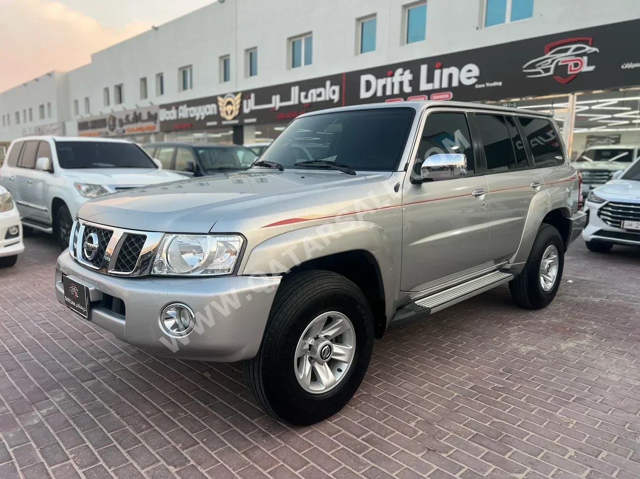 نيسان باترول سفاري 2017 عادي 100,000 كم 8 سلندر دفع رباعي اس يو في فضي