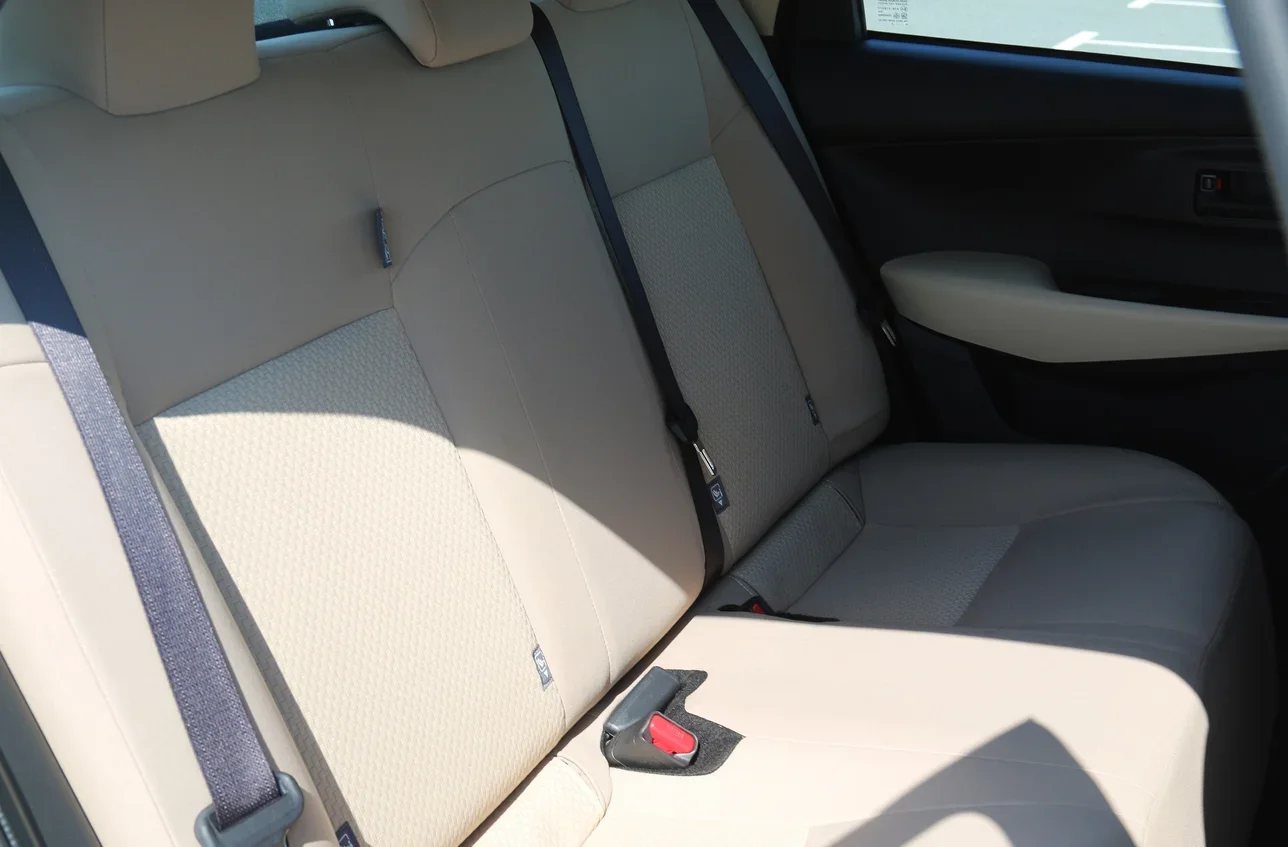 تويوتا ياريس 4 سلندر سيدان أبيض 2023