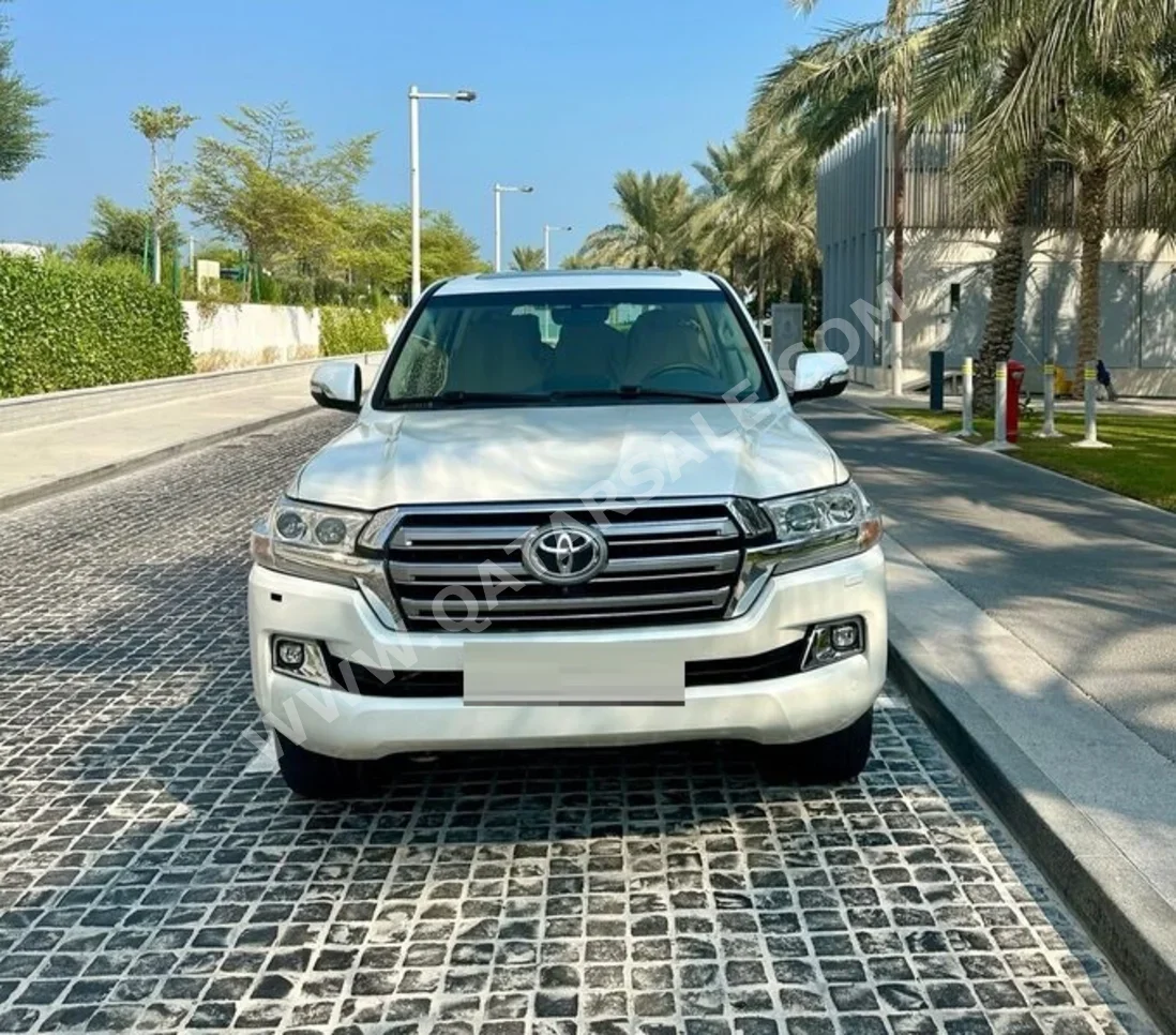 Toyota  Land Cruiser  VXR  2018  Automatic  365,000 Km  8 Cylinder  Four Wheel Drive (4WD)  SUV  Pearl