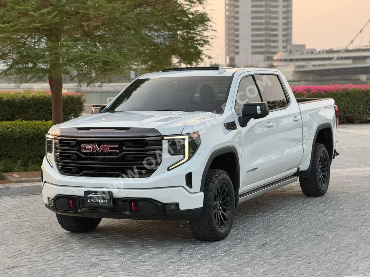 GMC Sierra AT4 2022 Automatic 39,000 Km 8 Cylinder Four Wheel Drive (4WD) Pick Up White With Warranty