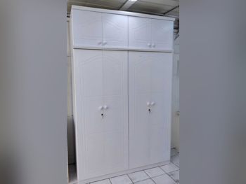 خزائن ودواليب الملابس والزينة - دوحة فيرنيتشر - خزائن - الأصفر