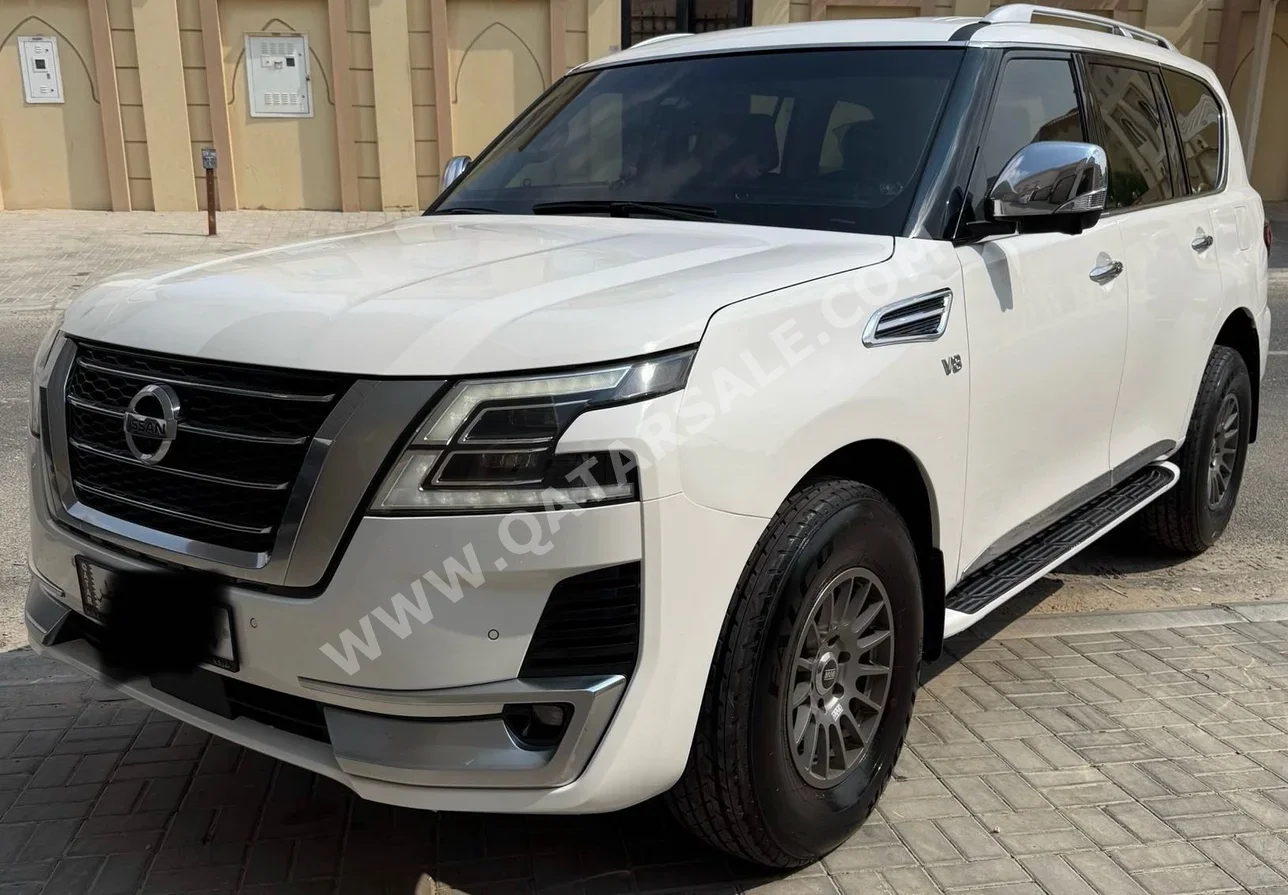 نيسان  باترول  بلاتنيوم  2015  اوتوماتيك  300,000 كم  8 سلندر  دفع رباعي  اس يو في  أبيض