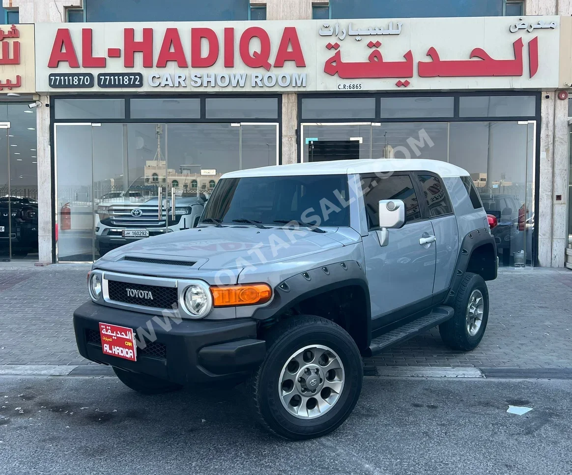 Toyota  FJ Cruiser  2013  Automatic  274,000 Km  6 Cylinder  Four Wheel Drive (4WD)  SUV  Gray