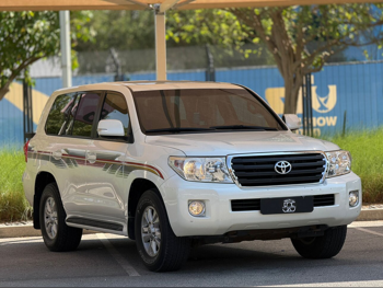 تويوتا  لاند كروزر  جي اكس  2012  اوتوماتيك  116,000 كم  6 سلندر  دفع رباعي  اس يو في  أبيض