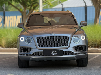 بنتلي  بينتايجا  2017  اوتوماتيك  67,000 كم  12 سلندر  دفع رباعي  اس يو في  فضي