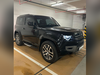 لاند روفر ديفيندر 90 اكس داينميك 2023 اوتوماتيك 22,800 كم 6 سلندر دفع رباعي اس يو في أسود تحت الضمان