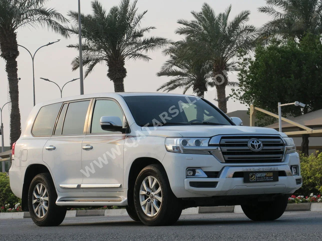 Toyota  Land Cruiser  GXR  2018  Automatic  276,500 Km  8 Cylinder  Four Wheel Drive (4WD)  SUV  White