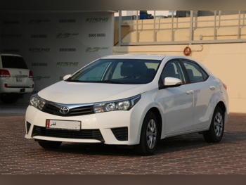 تويوتا كورولا 2015 اوتوماتيك 142,000 كم 4 سلندر سحب امامي سيدان أبيض لؤلؤي