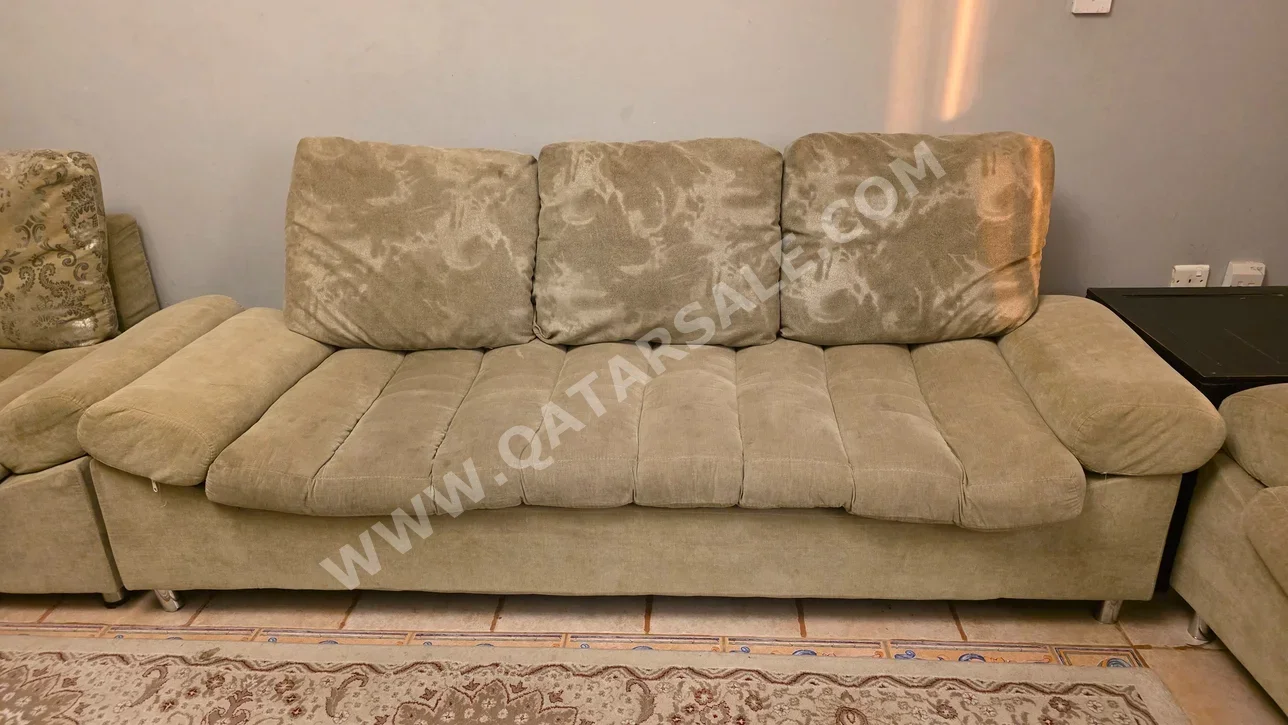 الأرائك والكنب والكراسي كنبة بثلاث مقاعد  - اللون البيج