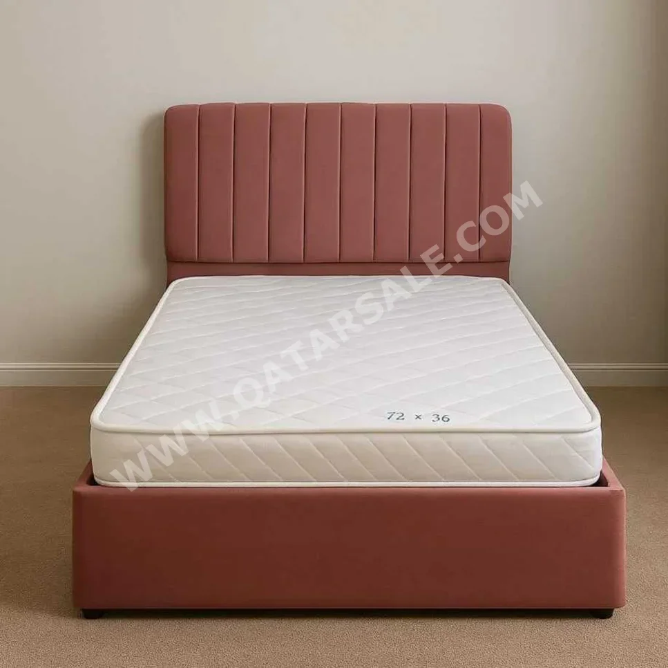 الأسّرة - فردي  - أحمر  - متضمنة المرتبة