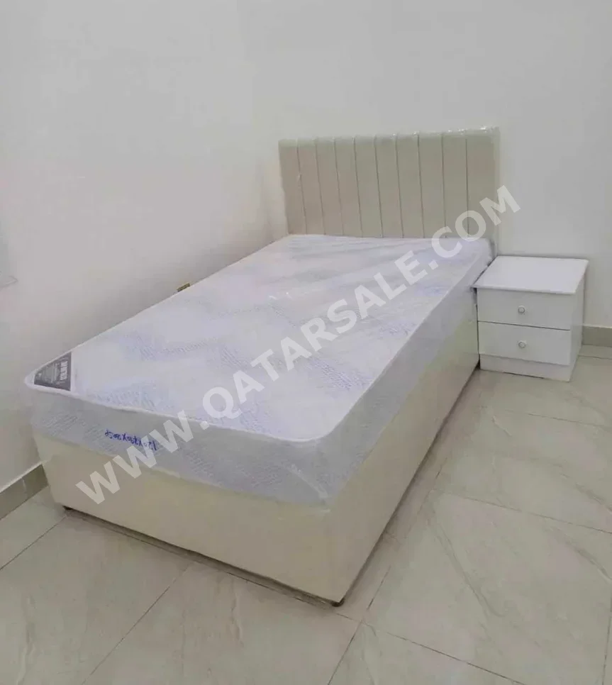 الأسّرة - فردي  - البرتقالي  - متضمنة المرتبة  - مع طاولة سرير جانبية