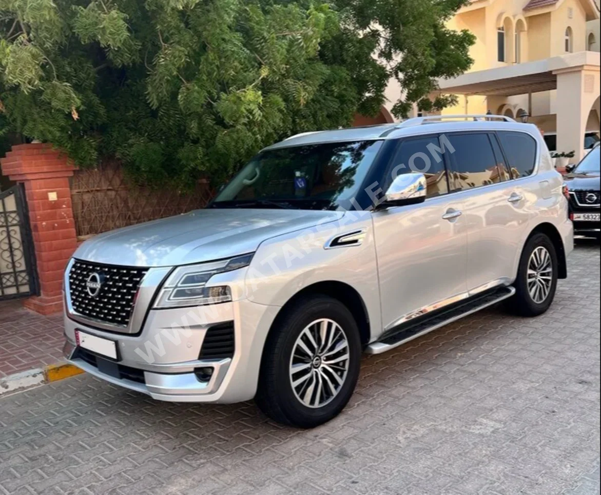 نيسان باترول ال اي 2011 اوتوماتيك 83,500 كم 8 سلندر دفع رباعي اس يو في فضي