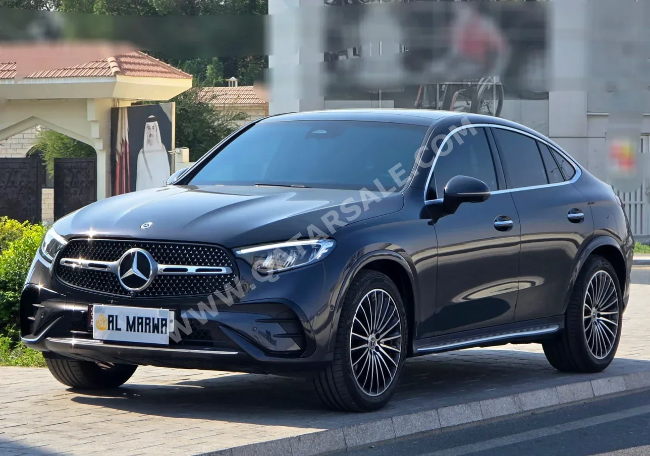 مرسيدس - بنز جي ال سي 200 2025 اوتوماتيك 23,000 كم 4 سلندر دفع رباعي اس يو في أسود تحت الضمان