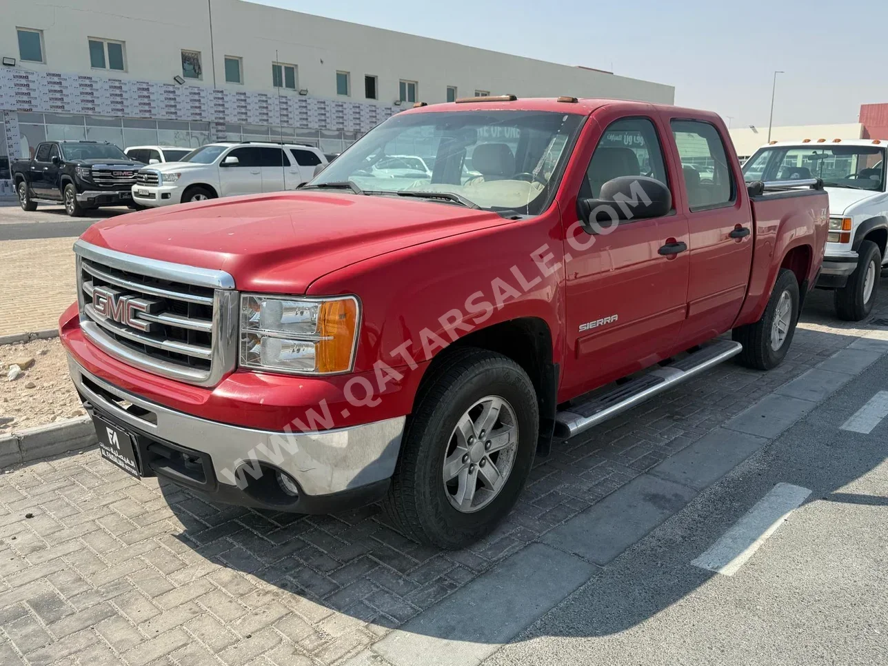 GMC  Sierra  2013  Automatic  239,000 Km  8 Cylinder  Four Wheel Drive (4WD)  Pick Up  Red