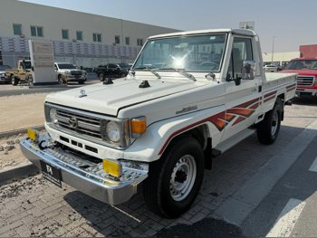 تويوتا  لاند كروزر  ال اكس  1997  عادي  153,000 كم  6 سلندر  دفع رباعي  بيكب  أبيض