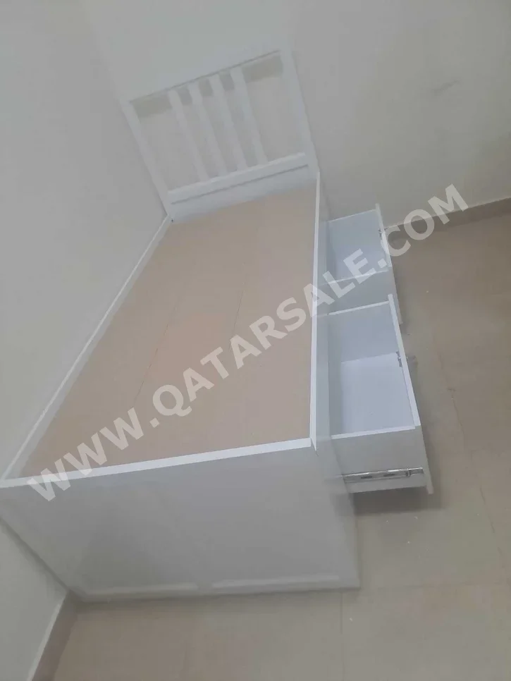 الأسّرة - فردي  - أبيض  - متضمنة المرتبة