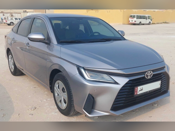 تويوتا ياريس 2023 اوتوماتيك 39,500 كم 4 سلندر سحب امامي سيدان رمادي ميتالك تحت الضمان