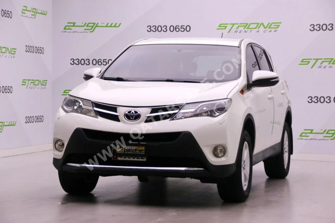 تويوتا راف 4 2013 اوتوماتيك 211,000 كم 4 سلندر دفع رباعي اس يو في أبيض لؤلؤي