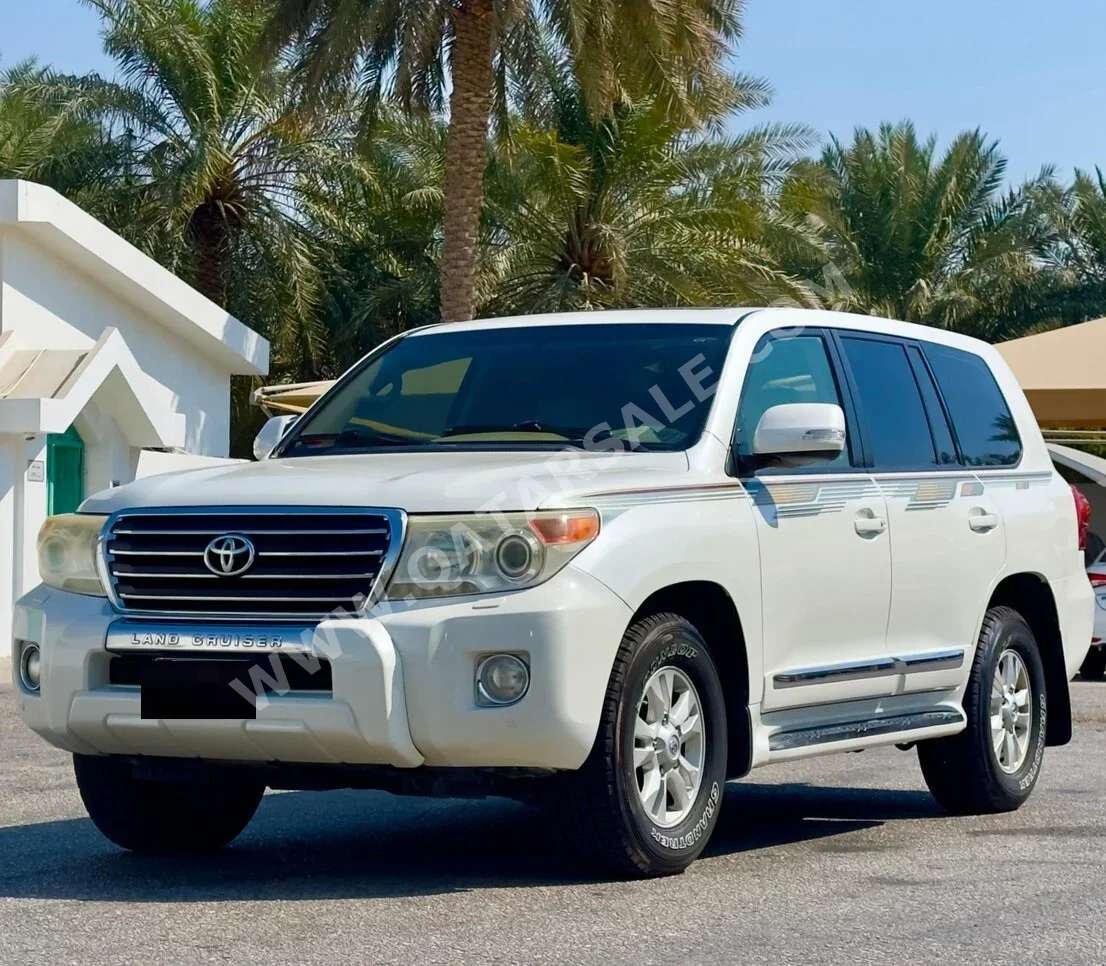 تويوتا  لاند كروزر  جي اكس ار  2013  اوتوماتيك  384,000 كم  6 سلندر  دفع رباعي  اس يو في  أبيض لؤلؤي