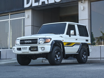 تويوتا  لاند كروزر  ال اكس  2022  عادي  27,000 كم  6 سلندر  دفع رباعي  اس يو في  أبيض