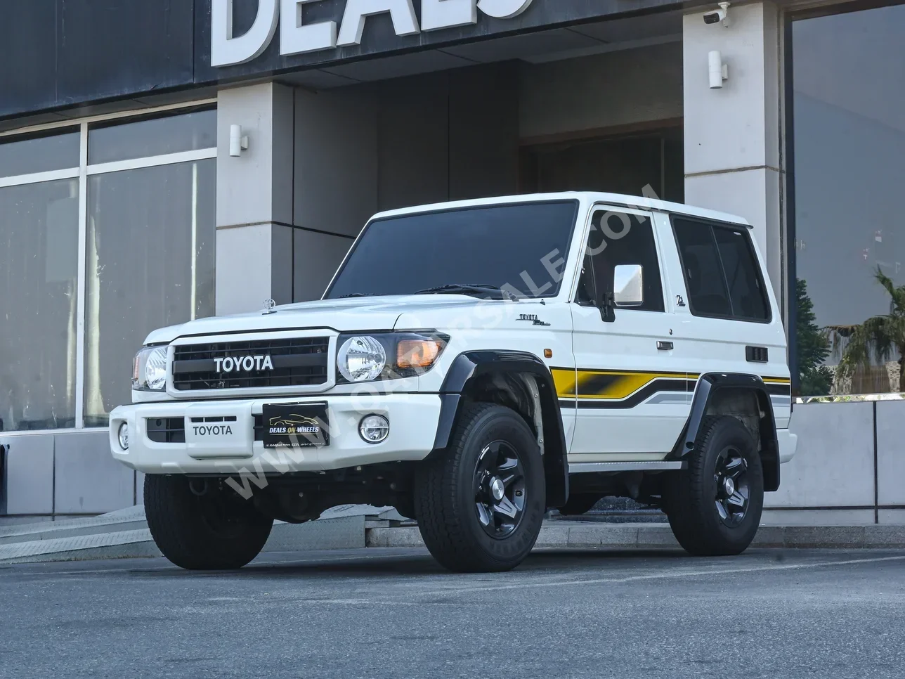 Toyota Land Cruiser LX 2022 Manual 27,000 Km 6 Cylinder Four Wheel Drive (4WD) SUV White