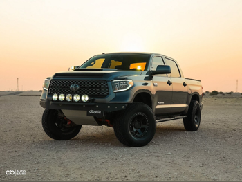 تويوتا تندرا تي ار دي سبورت 2018 اوتوماتيك 107,000 كم 8 سلندر دفع رباعي بيكب رمادي