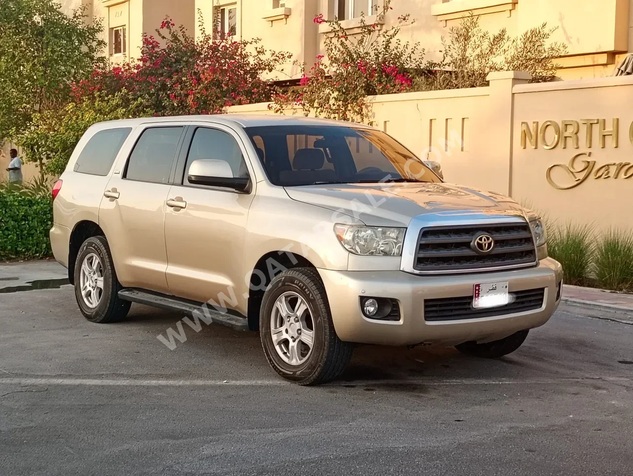 Toyota Sequoia SR5 2013 Automatic 370,000 Km 8 Cylinder Four Wheel Drive (4WD) SUV Gold