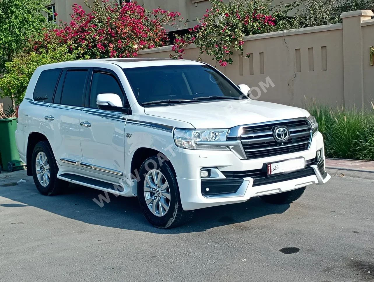 Toyota  Land Cruiser  VXR  2017  Automatic  295,000 Km  8 Cylinder  Four Wheel Drive (4WD)  SUV  White