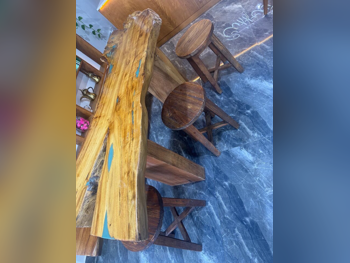 الطاولات والخزائن الجانبية طاولة و كراسيها - خشب متين - خشبي